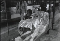 La Rue - Le froid commence par engourdir tout doucement les membres, puis la température du corps descend lentement jusqu'à atteindre un stade critique avant que ne survienne... la mort.