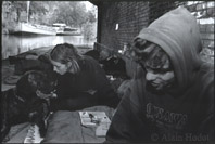 La Rue - Jeunes sous un pont. Environ 3 mois d'occupation des lieux avec leurs 5 chiens.